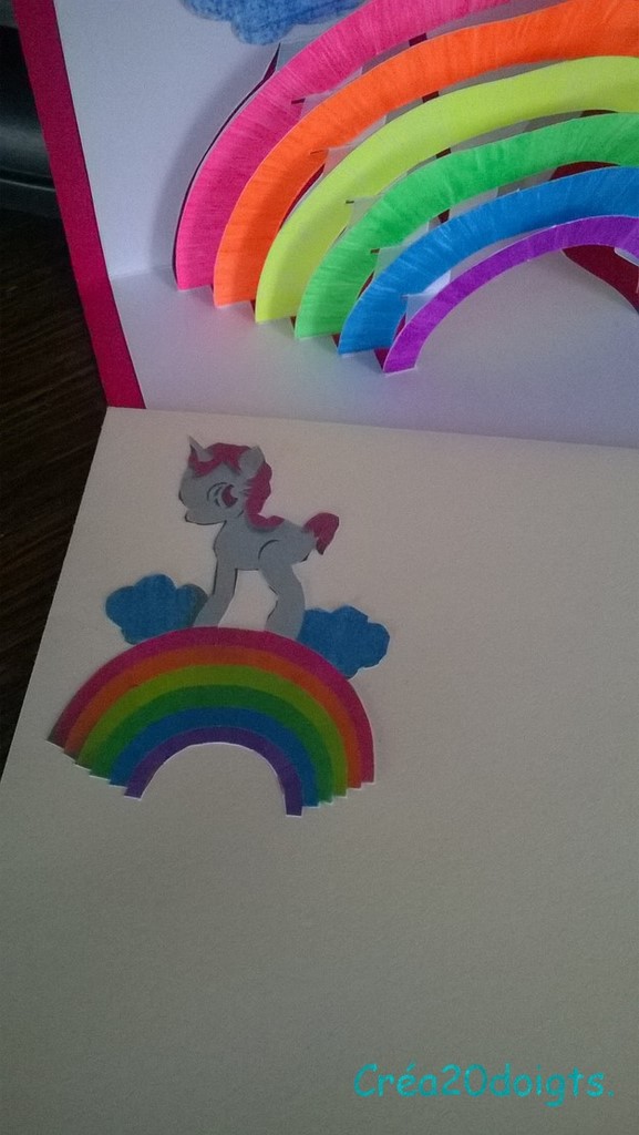 Carte kirigami arc en ciel